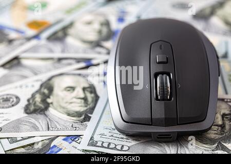 Drahtlose mobile Maus auf 100-Dollar-Hintergrund für Designzwecke Stockfoto