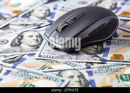 Drahtlose mobile Maus auf 100-Dollar-Hintergrund für Designzwecke Stockfoto