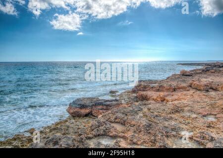 Zerklüftete Küste Mallorcas am Cap de Ses Salines Stockfoto