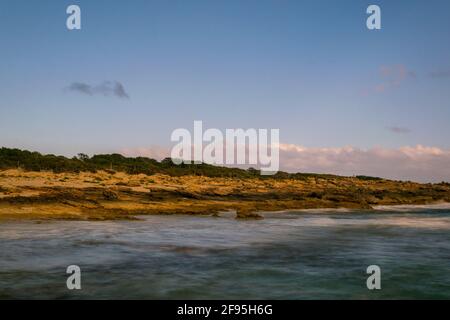 Zerklüftete Küste Mallorcas am Cap de Ses Salines Stockfoto