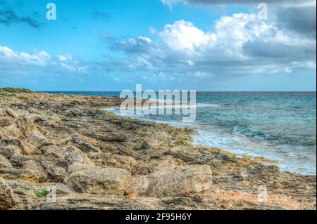 Zerklüftete Küste Mallorcas am Cap de Ses Salines Stockfoto