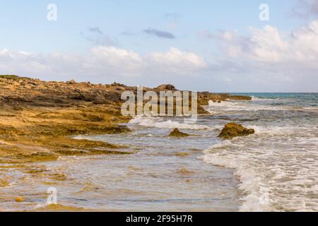 Zerklüftete Küste Mallorcas am Cap de Ses Salines Stockfoto