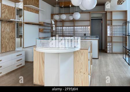 München, Deutschland. April 2021. Schließung des Motivs, Geschäftsschließung aufgrund der Sperrung der Coronavirus-Pandemie in München. Ein Blick in einen leeren Laden nach einem Geschäftsereignis aufgrund der Sperre bei der Coronavirus-Pandemie im Raum befinden sich nur leere Regale und Theken. Credit: dpa/Alamy Live News Stockfoto