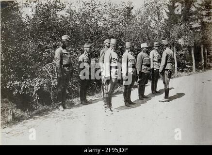 Erzherzog Karl besuchte dort VIII. Korpskomando in Luzk (Glück) Erzherzog Karl war am 1916. Juni Oberbefehlshaber eines Unterabschnitts der Ostfront und kommandierte mehrere Armeen zwischen Brody und den Karpaten. Als Teil dieses Kommandanten inspizierte Erzherzog Karl seine zugehörigen Einheiten. Stockfoto
