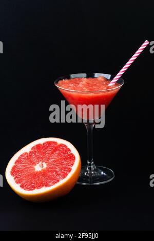 Grapefruit-Smoothie, serviert in einem alkoholfreien Martini-Glas-Cocktail Stockfoto