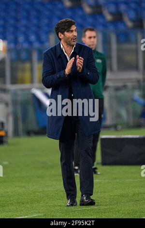 Paulo Fonseca-Trainer von A.S. Roma applaudiert beim UEFA Europa League Quarter Finals Fußballspiel zwischen A.S. Roma und AFC Ajax im Stadio Olimpico.Endstand; A.S. Roma 1:1 AFC Ajax. (agg: 3-2) A.S. Rome kommt ins Halbfinale. Stockfoto