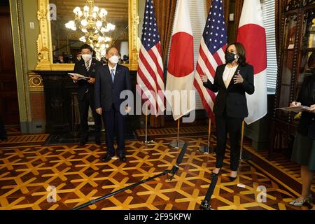 Die US-Vizepräsidentin Kamela Harris begrüßt die japanische Premierministerin Suga Yoshihihide, bevor sie am 16. April 2021 im Weißen Haus in Washington, DC, ein Treffen abhält. Bild: Chris Kleponis / Pool/Sipa USA Stockfoto