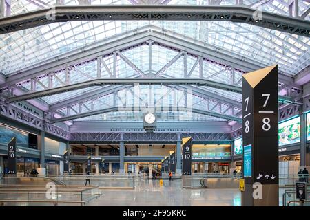 New York City - April 8 2021: Innenansicht der Moynihan Train Hall am Bahnhof Pennsylvania in Midtown Manhattan, NYC Stockfoto