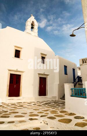 Kykladische religiöse Architektur griechisch-orthodoxer christlicher Kirchen auf der Insel Mykonos in Griechenland. Stockfoto