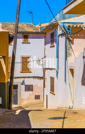 Blick auf eine schmale Straße in Capdepera, Mallorca, Spanien Stockfoto