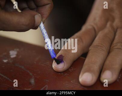 Abhisek Saha / Le Pictorium - Abstimmung für Regierungsmitarbeiter In indien - 30/3/2021 - Indien / Tripura / Agartala - Sicherheitspersonal bei einem pollin Stockfoto