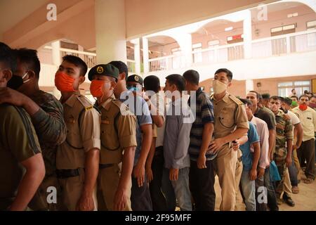 Abhisek Saha / Le Pictorium - Abstimmung für Regierungsmitarbeiter In indien - 31/3/2021 - Indien / Tripura / Agartala - Sicherheitspersonal bei einem pollin Stockfoto