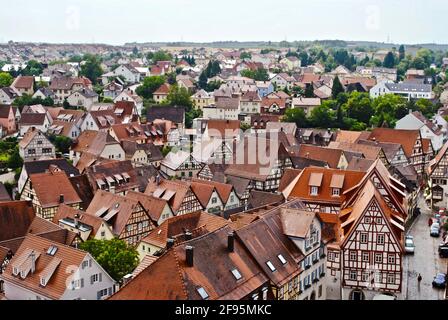 Traditionelle deutsche, rot gedeckte Fachwerkhäuser vom Blauen Turm in Bad Wimpfen im Landkreis Heilbronn aus gesehen. Stockfoto