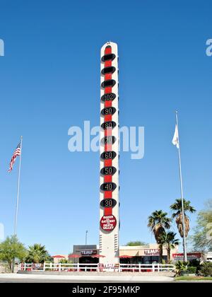 Baker, Kalifornien: Das höchste Thermometer der Welt. Baker, Kalifornien, Tor zum Death Valley. Temp 134, zu Ehren der höchsten Temperatur im Death Valley. Stockfoto