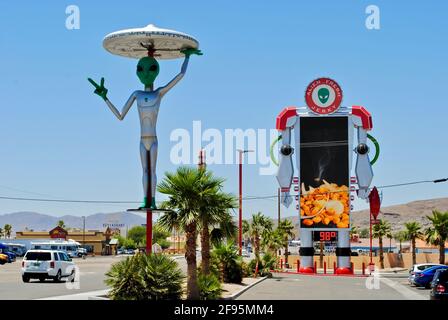 Baker, Kalifornien: Alien Fresh Jerky Straßenattraktion zwischen Los Angeles und Las Vegas. Rindfleisch ruckartig, skurrile UFO-Kitsch, Zeichen und Alien-Licht Stockfoto