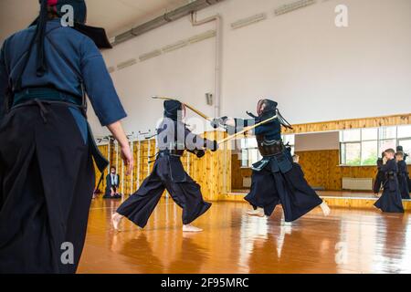 Kampf mit der Kendo Schwertschule, Training, Männer und Kinder Stockfoto