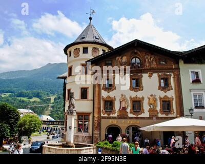 BERCHESTGADEN, DEUTSCHLAND: Marktplatz Brunnen und ikonischer Turm des Hirschenhauses. Löwenbrunnen. Stockfoto