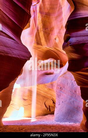 Ein Lichtstrahl im Antelope Slot Canyon, Navajo Tribal Park, Arizona, USA Stockfoto