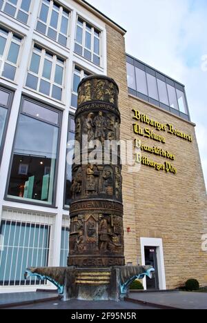 Bitburg, Deutschland: Außenansicht der Bitburger Brauerei. Auf der Beschilderung steht: „Bitburger Brewery Th. Simon Company Brewing Bitbuger Pils' Stockfoto