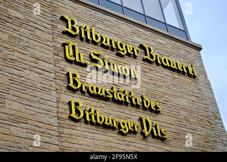 Bitburg, Deutschland: Außenansicht der Bitburger Brauerei. Auf der Beschilderung steht: „Bitburger Brewery Th. Simon Company Brewing Bitbuger Pils' Stockfoto