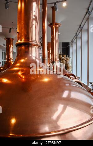 Bitburg, Deutschland: Die Bitburger Brauerei ist eine große deutsche Brauerei. Kupfer-Wasserkocher und Wendeltreppe mit Sackleinen aus Malz. Stockfoto