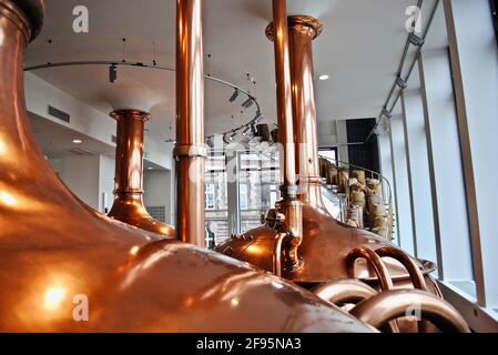 Bitburg, Deutschland: Die Bitburger Brauerei ist eine große deutsche Brauerei. Kupfer-Wasserkocher und Wendeltreppe mit Sackleinen aus Malz. Stockfoto