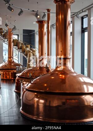 Bitburg, Deutschland: Die Bitburger Brauerei ist eine große deutsche Brauerei. Kupfer-Wasserkocher und Wendeltreppe mit Sackleinen aus Malz. Stockfoto