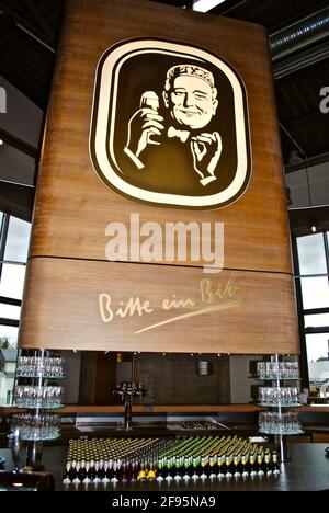 Bitburg, Deutschland: Die Bitburger Brauerei ist eine große deutsche Brauerei. Logo und Motto 'Bitte, ein Bit!' (Bitte, ein bisschen) über der Bar. Stockfoto