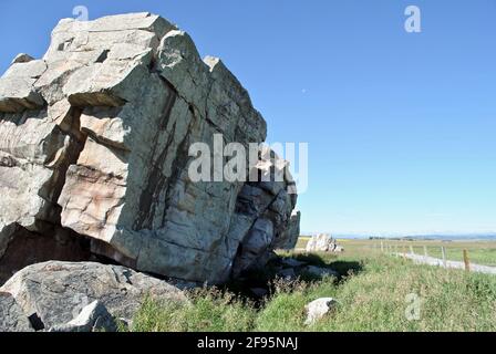Big Rock Unberechenbar. Diese massive und ungewöhnliche Gesteinsformation in der Nähe von Okotoks, Alberta, Kanada, ist die größte Eiserratische der Welt. Stockfoto