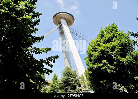 Die meisten SNP (Brücke des Slowakischen Nationalaufstandes), auch Most Slovenského národného povstania oder die UFO-Brücke genannt, in Bratislava, Slowakei. Stockfoto