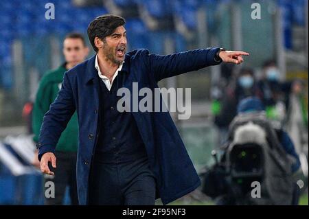 Rom, Italien. April 2021. Paulo Fonseca Trainer von A.S. Roma reagiert während des UEFA Europa League Quarter Finals Fußballspiels zwischen A.S. Roma und AFC Ajax im Stadio Olimpico.Endstand; A.S. Roma 1:1 AFC Ajax. (agg: 3-2) A.S. Rome kommt ins Halbfinale. (Foto: Fabrizio Corragetti/SOPA Images/Sipa USA) Quelle: SIPA USA/Alamy Live News Stockfoto