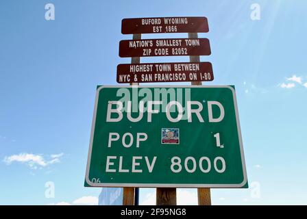 Buford, Wyoming: Schild für Buford, Bevölkerung 1, Höhe 8000. Buford ist eine nicht eingegliederte Stadt. Kleinste Population und höchste Erhebung auf der i-80. Stockfoto