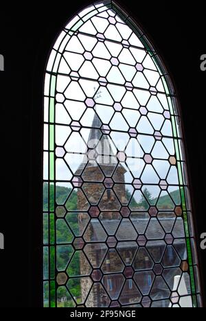 COCHEM, DEUTSCHLAND: Blick von innen durch Fenster auf einen Burgturm. Innenraum der Burg Cochem (Reichsburg oder Burg Cochem), an der Mosel. Stockfoto