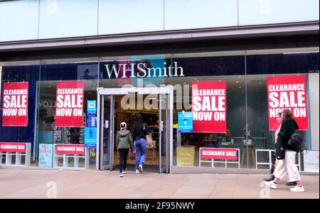 Ein Geschäft oder Geschäft von W H Smith in Market Street, Manchester, Greater Manchester, England, Großbritannien, Die am 16. April 2021 Poster zum „Freiverkauf“ zeigt. Die Medien berichten, dass mehrere andere Geschäfte von W H Smith in England derzeit Verkaufsabschlüsse machen. Der Covid 19 oder Coronavirus-Lockdown hat Steine und Mörtelspeicher hart getroffen. Im November 2020 meldete W H Smith einen Verlust vor Steuern von £226 Millionen, verglichen mit einem Gewinn von £135 Millionen im Jahr 2019. Stockfoto