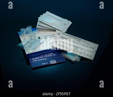 Lateraler Flow-Testsatz. Schneller Covid-19-Antigentest. Coronavirus-Testabstrich und -Kassette. Stockfoto
