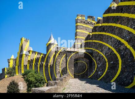 Carcassonne, Languedoc, Frankreich; 23. Juli 2018: Mittelalterliche Festung von Carcassonne mit gelben konzentrischen Kreisen, Werk von Felice Varini, Stockfoto