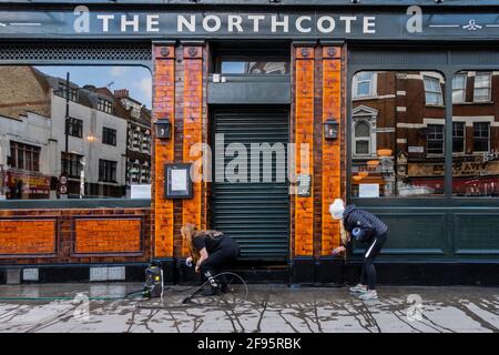 London, Großbritannien. April 2021. Der Northcote Pub wird in Vorbereitung auf eine begrenzte Wiedereröffnung sauber und poliert - Bars und Restaurants an der Northcote Road, Battersea, beginnen, die Vorteile der neuesten Lockerung der nationalen Lockdown zu nutzen. Kredit: Guy Bell/Alamy Live Nachrichten Stockfoto