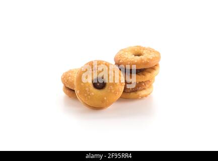 Keks mit Ananasmarmelade auf weiß