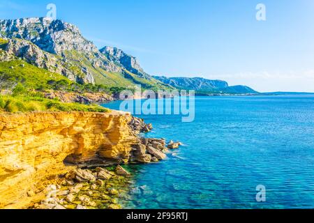 Zerklüftete Küste Mallorcas bei Cap Ferrutx Stockfoto