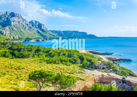 Zerklüftete Küste Mallorcas bei Cap Ferrutx Stockfoto