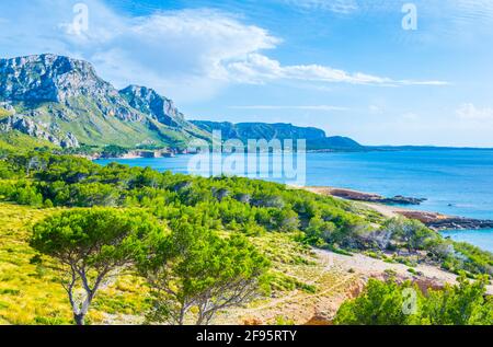 Zerklüftete Küste Mallorcas bei Cap Ferrutx Stockfoto