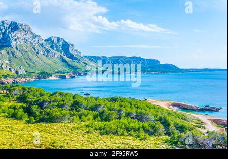 Zerklüftete Küste Mallorcas bei Cap Ferrutx Stockfoto