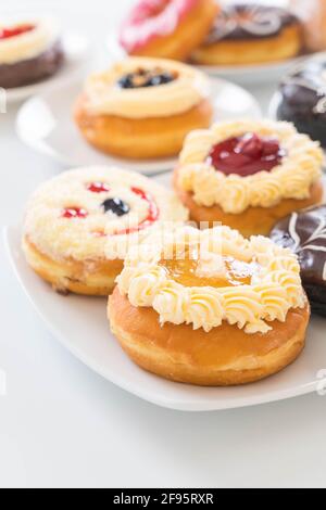 Frischer Donut auf dem Tisch serviert Stockfoto