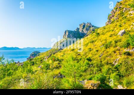 Zerklüftete Küste Mallorcas bei Cap Ferrutx Stockfoto