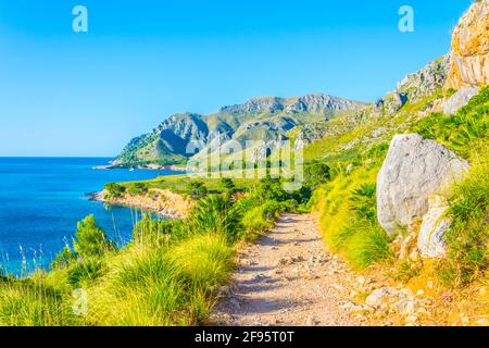 Zerklüftete Küste Mallorcas bei Cap Ferrutx Stockfoto