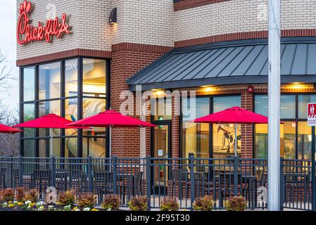 Blick am frühen Morgen auf Chick-fil-A Restaurant mit Sitzgelegenheiten im Freien in Muskogee, Oklahoma. (USA) Stockfoto
