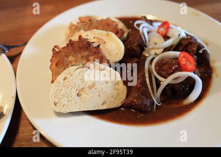 Gulaschplatte in einem tschechischen Restaurant Stockfoto