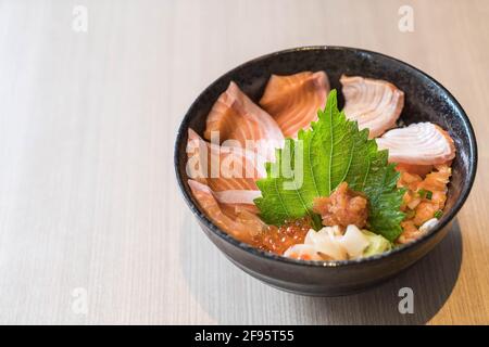 Gemischtes Lachs-Dongburi-Set - japanisches Essen Stockfoto