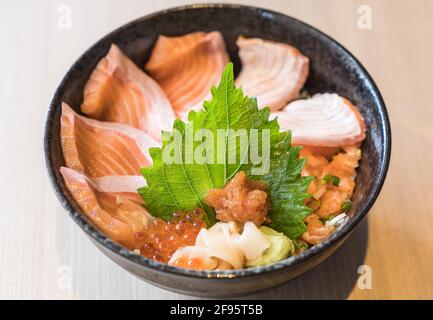 Gemischtes Lachs-Dongburi-Set - japanisches Essen Stockfoto