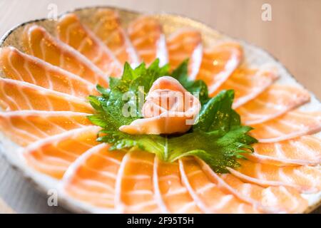 Lachs-Sashimi in Scheiben - Japanisches Essen Stockfoto